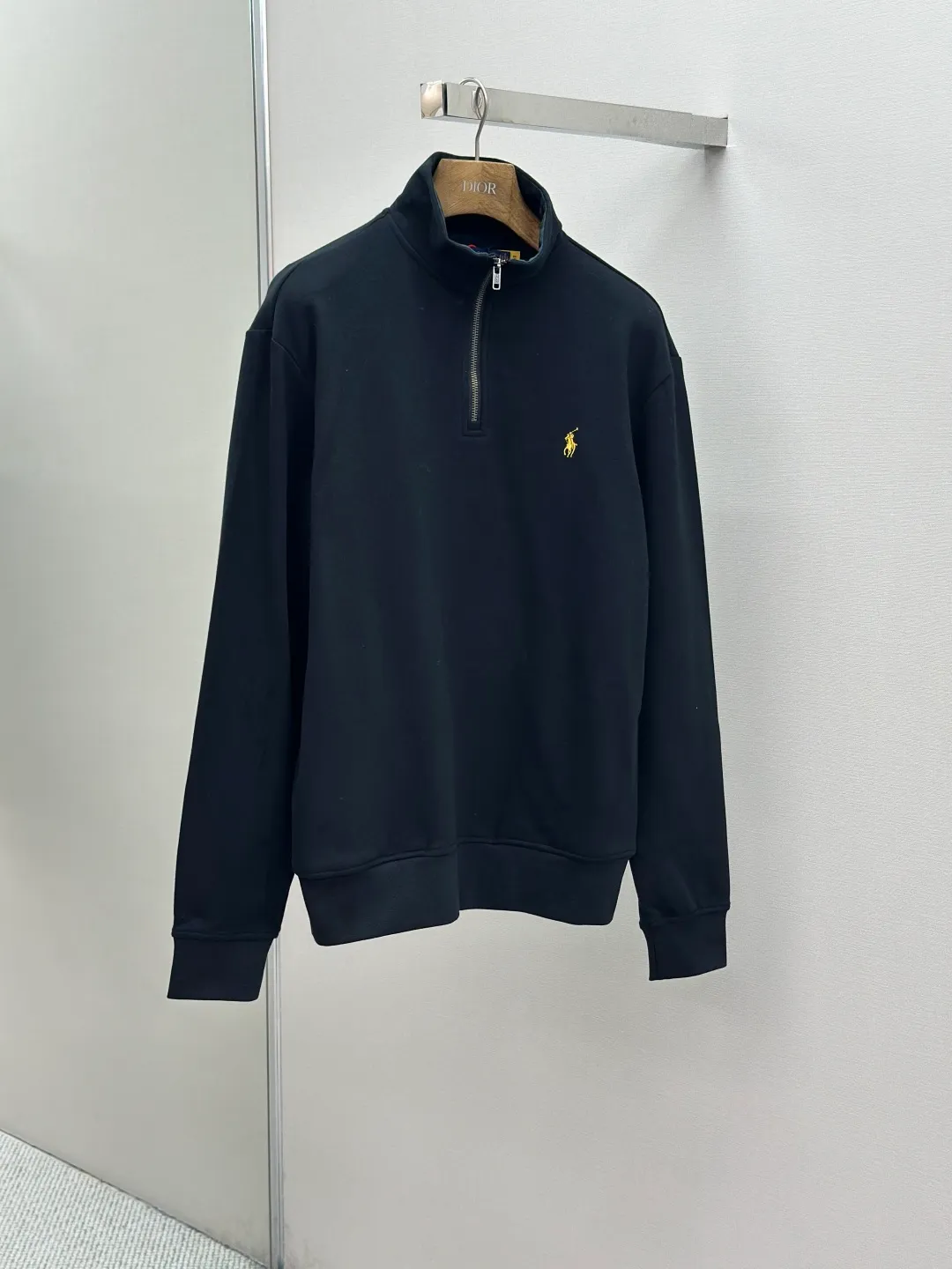 P370 Ralph Lauren colorful embroidered turtleneck sweatshirt. Customized elegant fine cotton velvet material. Soft and silky, comfortable and skin-friendly. It is based on low-saturated brown-red and incorporates a hint of purple mystery. The exquisite colorful pony logo jumps into burgundy. It has its own focus and is fully recognizable. Simple and smooth lines outline the overall outline. The design of the half-zipper is sublimated. The leather tab of the zipper head is distressed and retains slight raw edges. It hides unintentional beauty in the name of design. Create a new fashionable realm for sweatshirts. Process 1: Adopt imported machine embroidery technology. Use advanced computer control systems and precision mechanical components to realize pony mark embroidery operations with high precision and smooth and delicate lines. Process 2: The fabrics are washed and have a better hand feel. Not easy to deform, not easy to shrink, not easy to fade, and maintain long-term beauty. Accessories: Customized Ralph Lauren zipper. Customized Ralph Lauren trademark. Version: Fitted version. Size: S M L XL